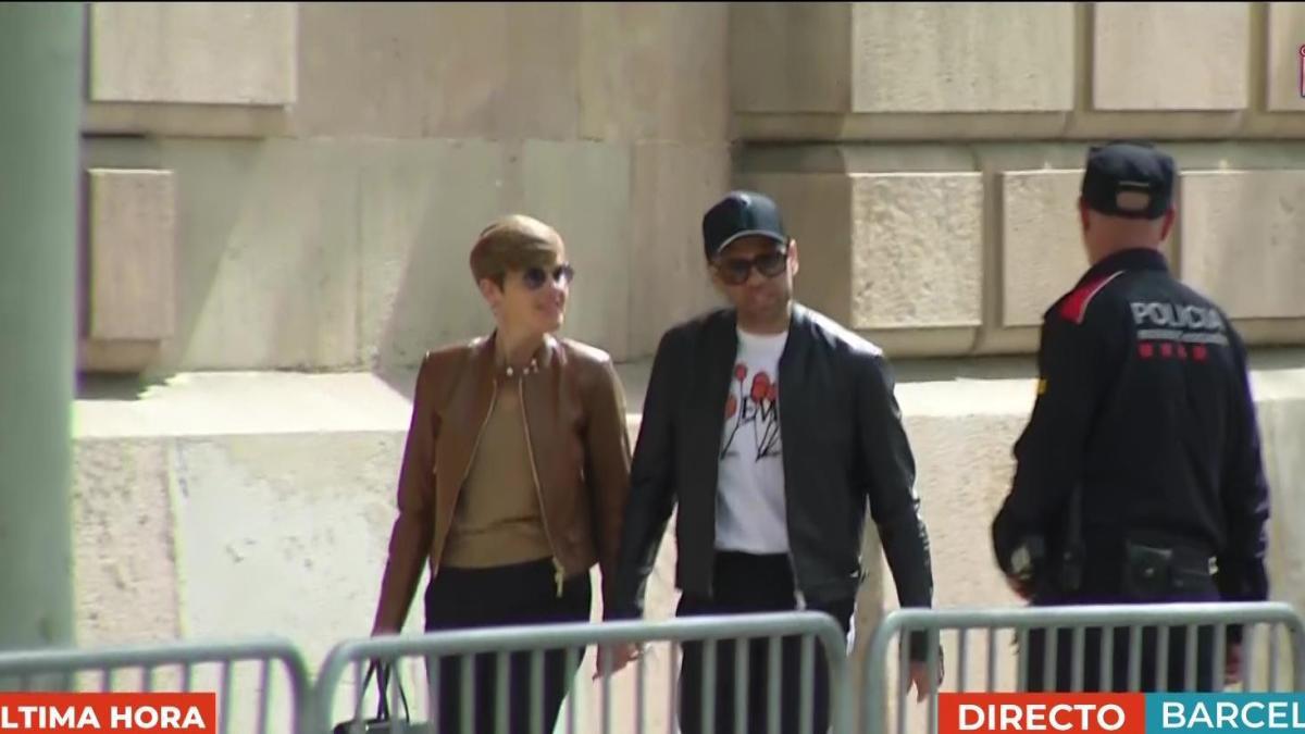 El polémico gesto de Dani Alves con un policía que causó indignación: “Ponemos alfombra roja como si fuera un héroe”