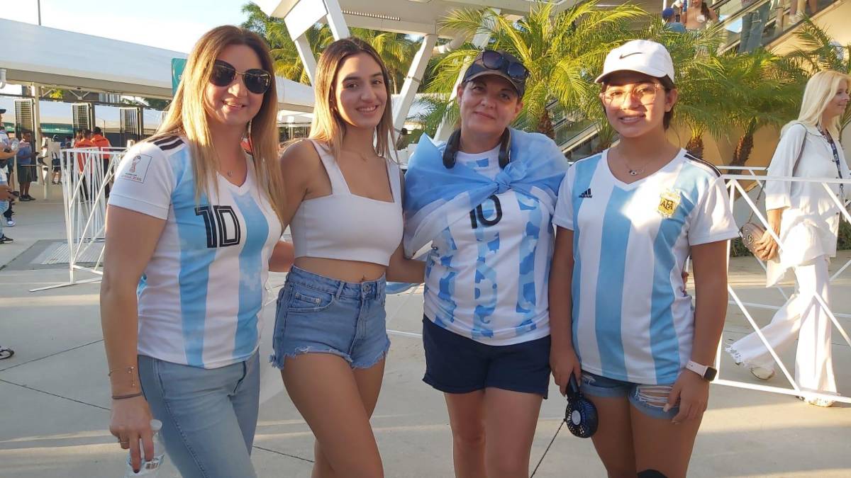 ¡Un espectáculo! La deslumbrante pasarela en el Argentina-Honduras: derroche de belleza en el Hard Rock de Miami