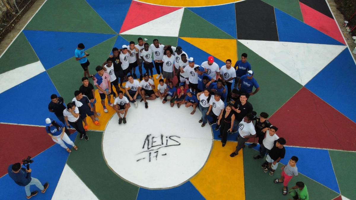 Alberth Elis la hace de pintor y se luce con nuevo trabajo social para al remodelar cancha en famoso barrio