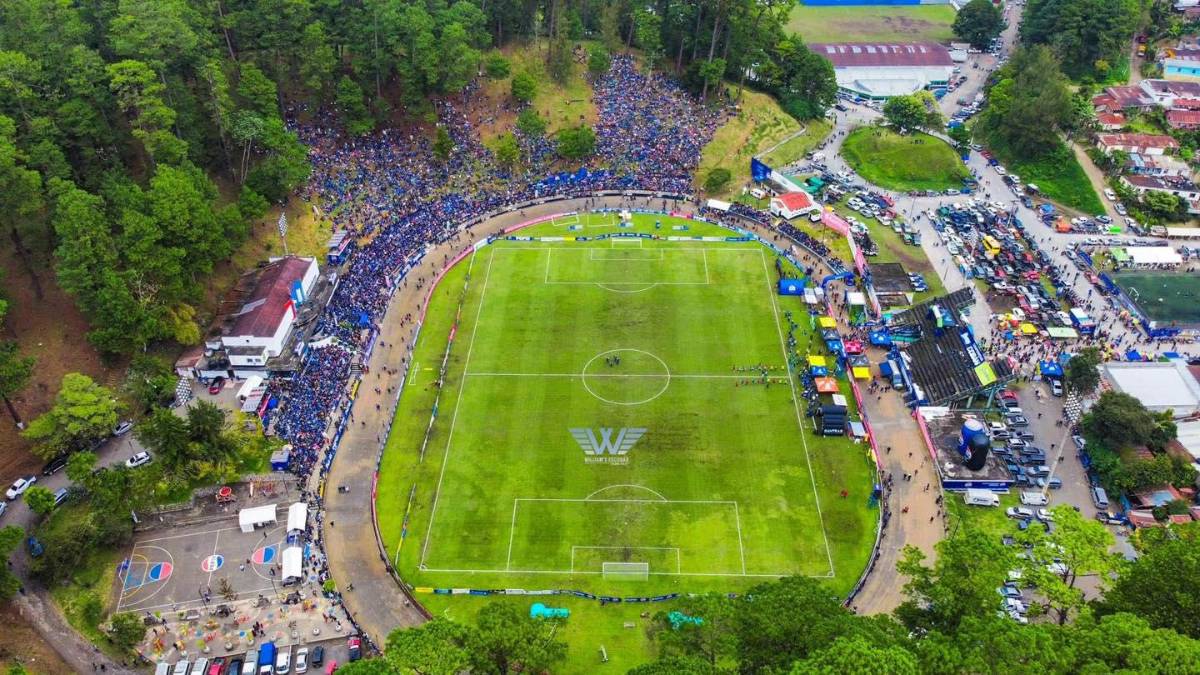 El estadio de Guatemala donde la gente se sienta a ver los partidos en las faldas de una montaña: ¡Una auténtica belleza!