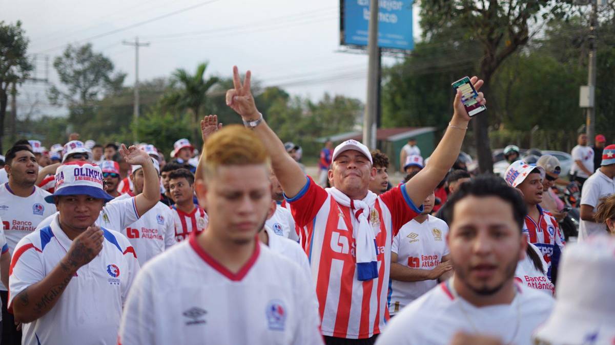 ¡Ambientazo de Champions! Invasión de olimpistas en el Olímpico y el grupo de afición del Atlas que se hace sentir