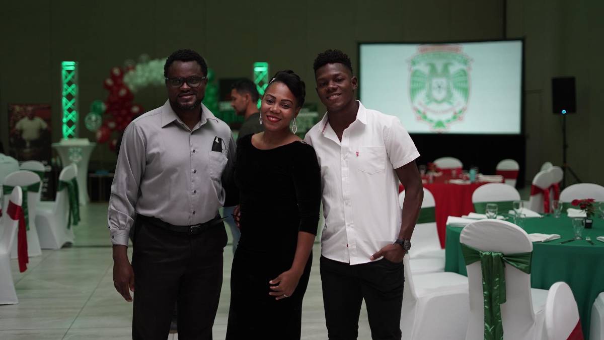 ¡Nostálgico! Así fue el emotivo homenaje de despedida de Marathón a la leyenda Manolo Keosseián: en fotos