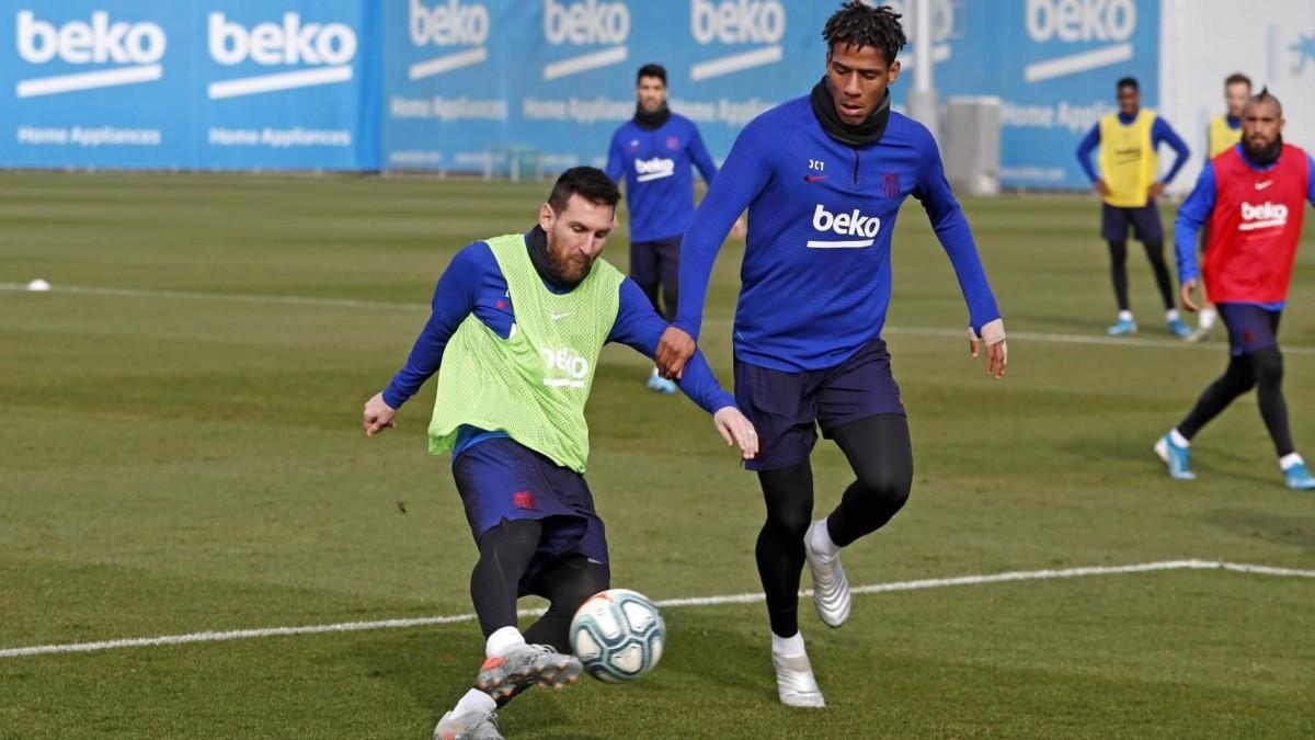 Todibo marcando a Messi en un entrenamiento del Barcelona cuando fueron compañeros.