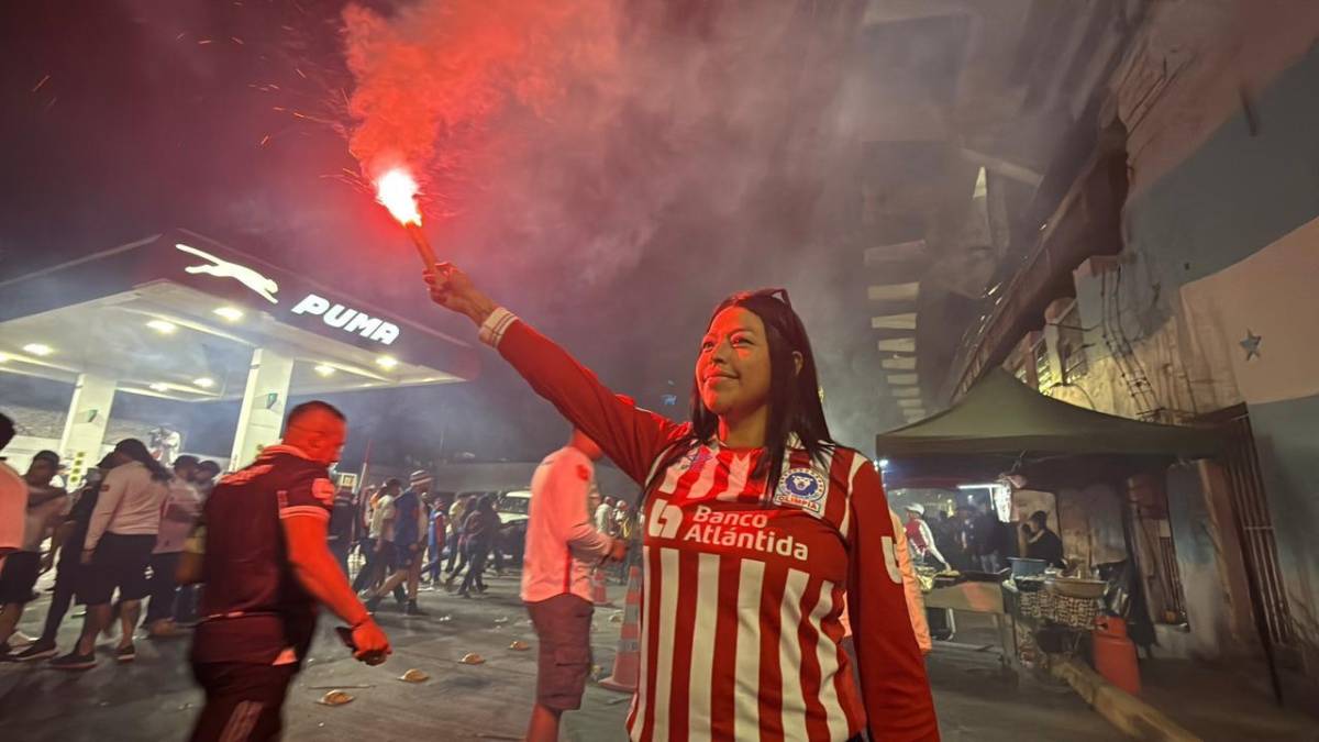 ¿Quién es la chica de la hermosa sonrisas? Hermosas aficionadas engalanan el Olimpia vs Alajuelense por Copa Centroamericana 2025