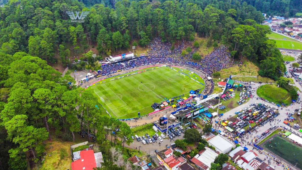 El estadio de Guatemala donde la gente se sienta a ver los partidos en las faldas de una montaña: ¡Una auténtica belleza!