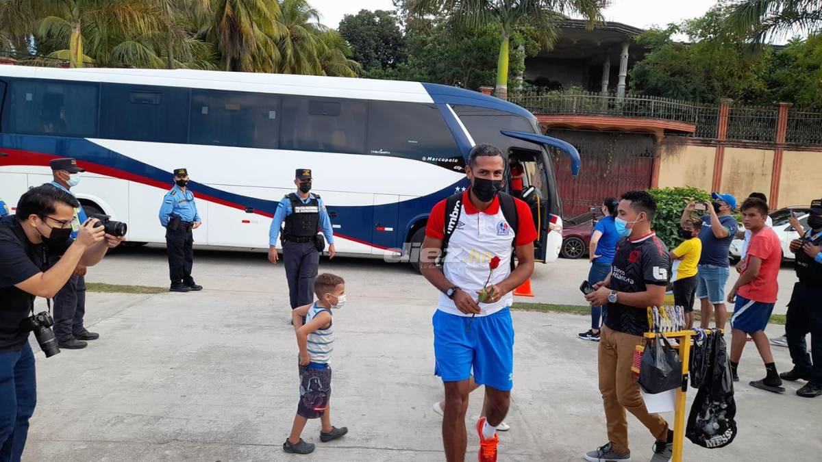 Bonito ambiente en El Progreso: Olimpia llega al estadio Micheletti y reciben con flores a Lavallén y Eddie Hernández