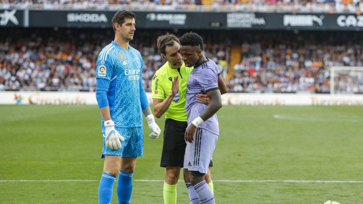 Los feos gestos de Vinicius al Mestalla, la jugada surrealista para detener a Vini y la bronca entre jugadores del Valencia y Real Madrid
