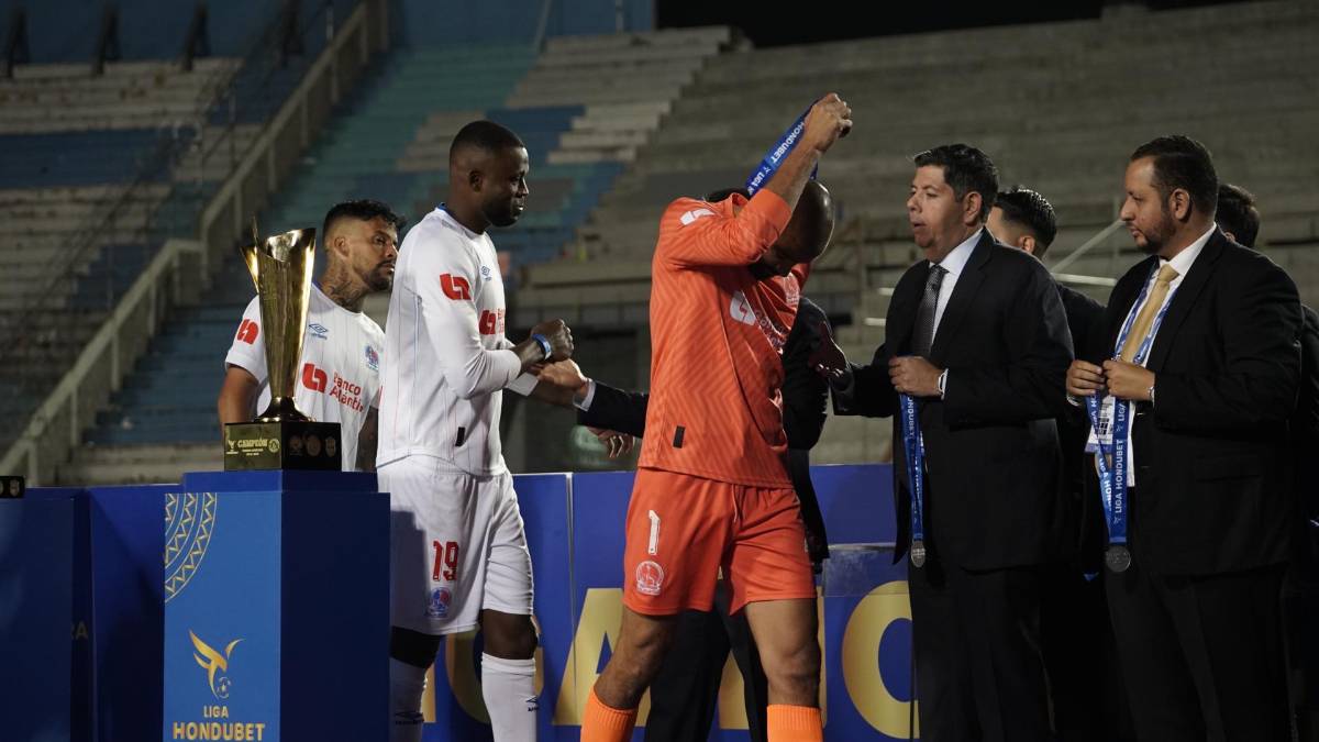 ¡Festejo del campeón! Besos al goleador, Diego Vázquez celebró en el camerino y locura de la plantilla de Motagua con el título