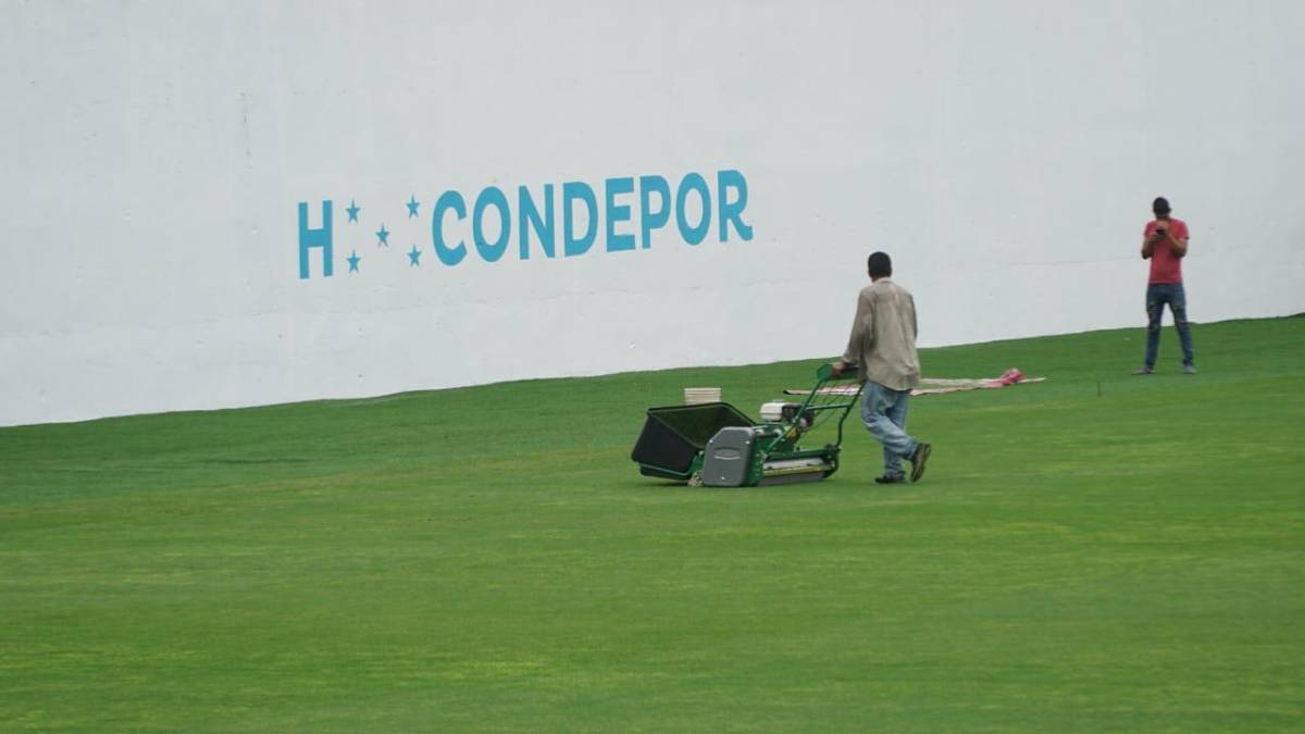 Fotos: En pésimo estado y con varios hoyos se encuentra la grama híbrida del Estadio Morazán, ¿qué hará Condepor?