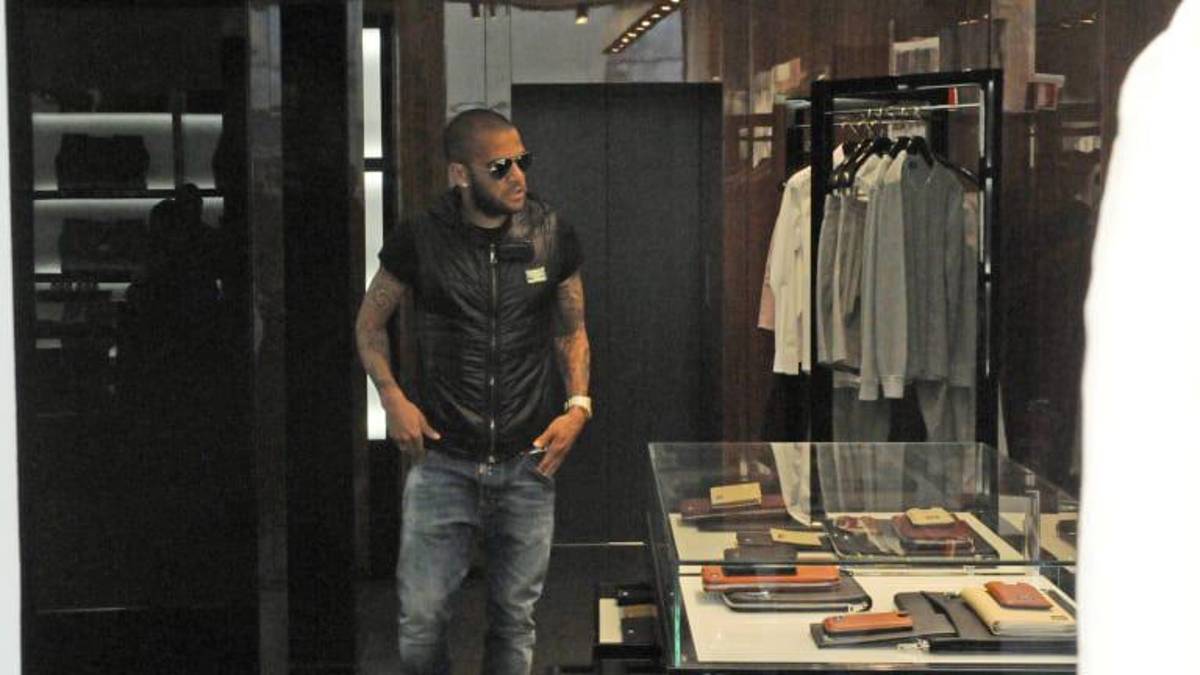 La forma en que Dani Alves gastó su fortuna ¿Cuál fue su máximo sueldo y cuánto dinero tiene?