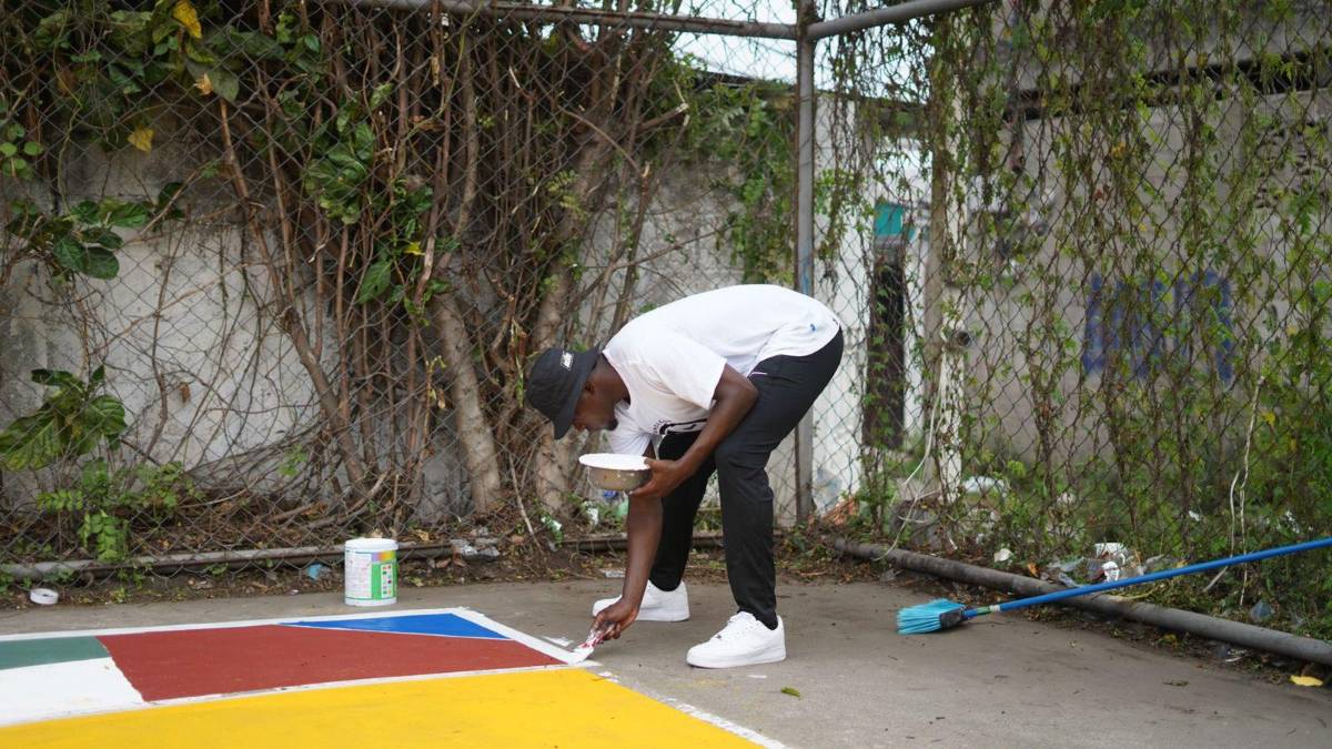 Alberth Elis la hace de pintor y se luce con nuevo trabajo social para al remodelar cancha en famoso barrio