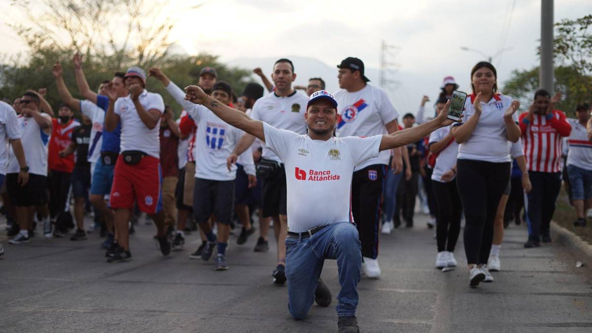 ¡Ambientazo de Champions! Invasión de olimpistas en el Olímpico y el grupo de afición del Atlas que se hace sentir