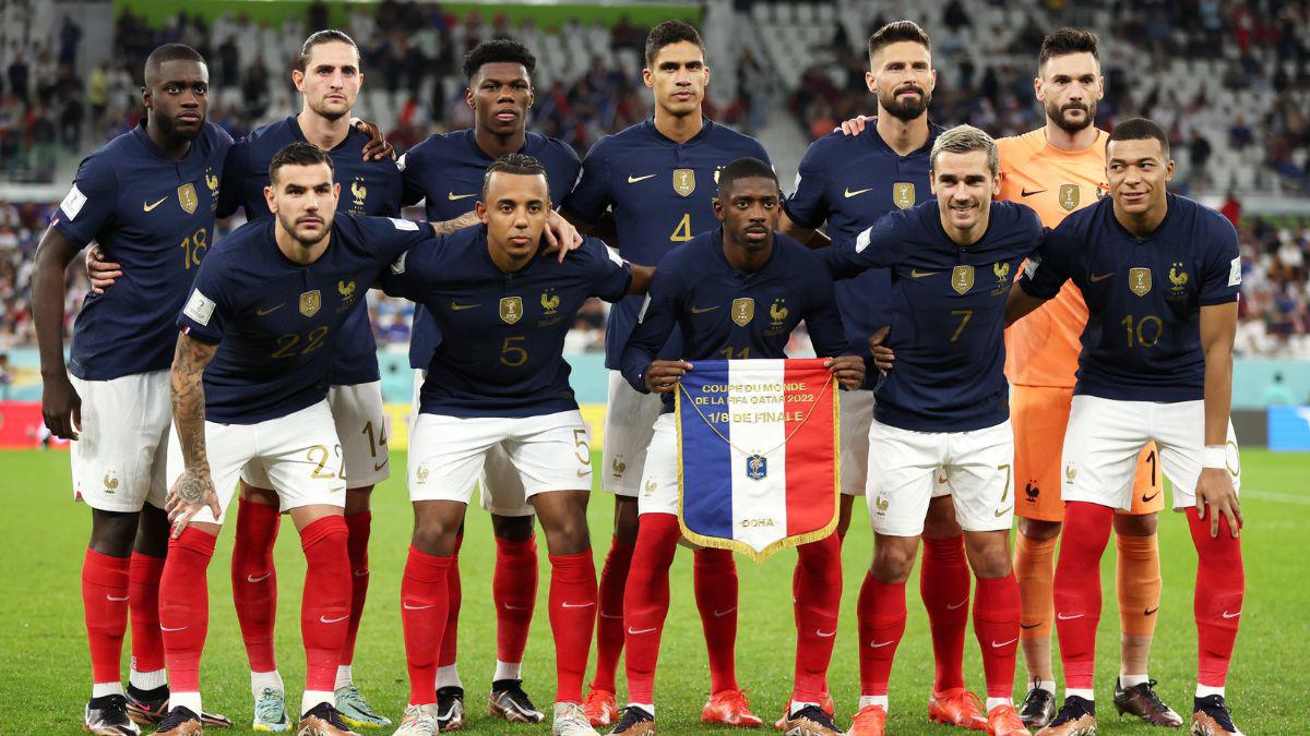 Las muestras de cariño de Giroud y Lewandowski con Mbappé; el francés que jugó con cadena de oro ante Polonia en el Mundial