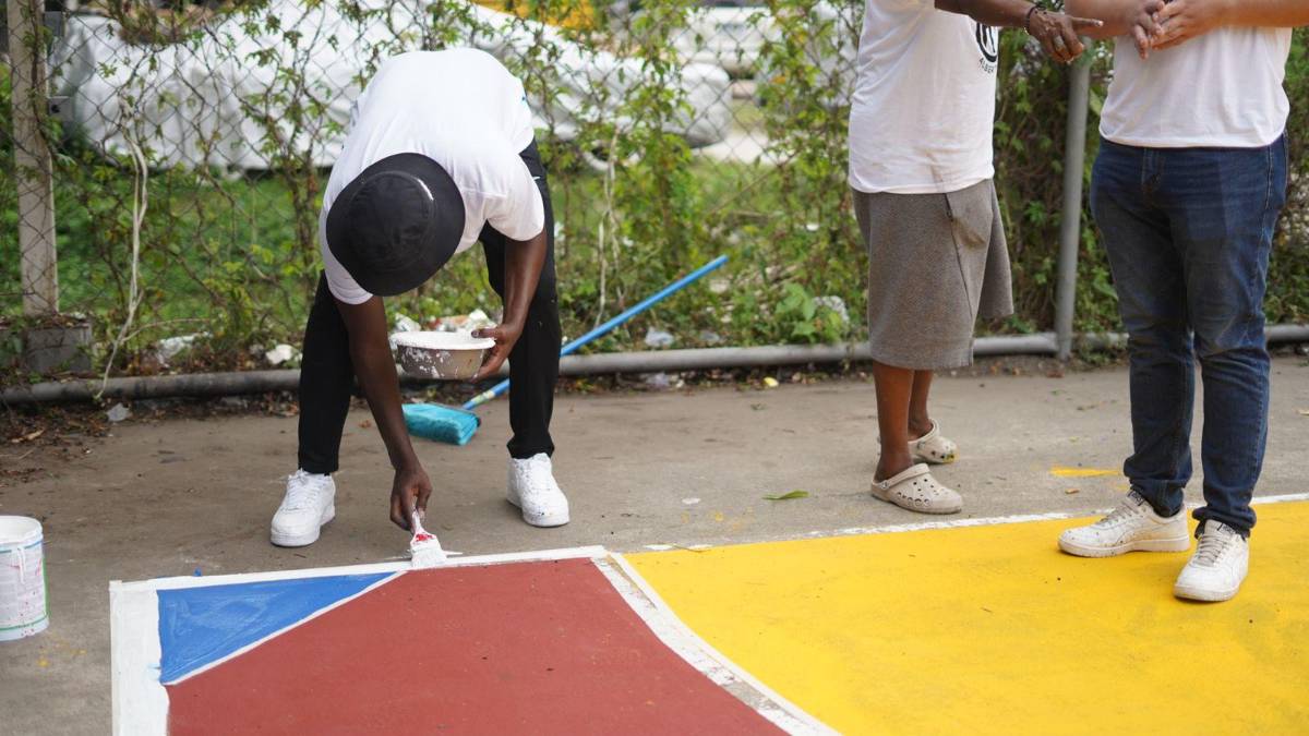 Alberth Elis la hace de pintor y se luce con nuevo trabajo social para al remodelar cancha en famoso barrio