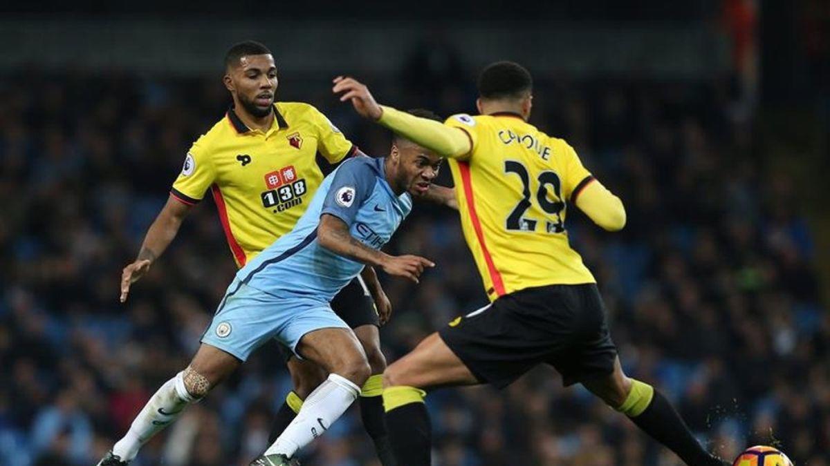 ¡No tiene equipo! De ser el más joven en debutar con el Liverpool a vender pollo frito en las calles de Inglaterra