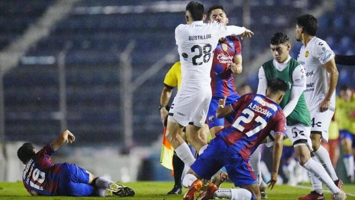 Escalofriante lesión del mexicano Hobbit Bermúdez: así quedó la pierna del jugador y la bronca con el culpable