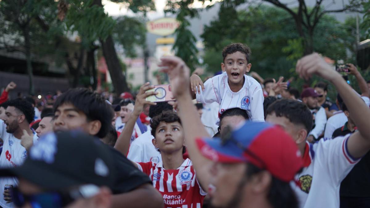 Muchas bellezas y gran ambiente en el estadio Morazán para el clásico entre Real España-Olimpia