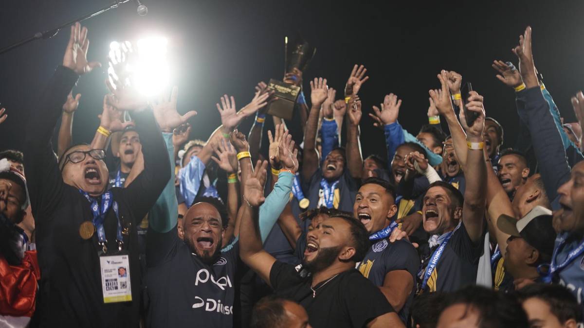 ¡Festejo del campeón! Besos al goleador, Diego Vázquez celebró en el camerino y locura de la plantilla de Motagua con el título