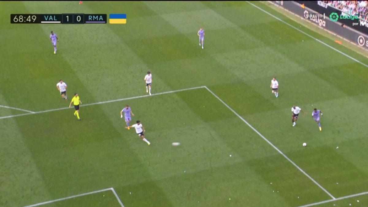 Los feos gestos de Vinicius al Mestalla, la jugada surrealista para detener a Vini y la bronca entre jugadores del Valencia y Real Madrid