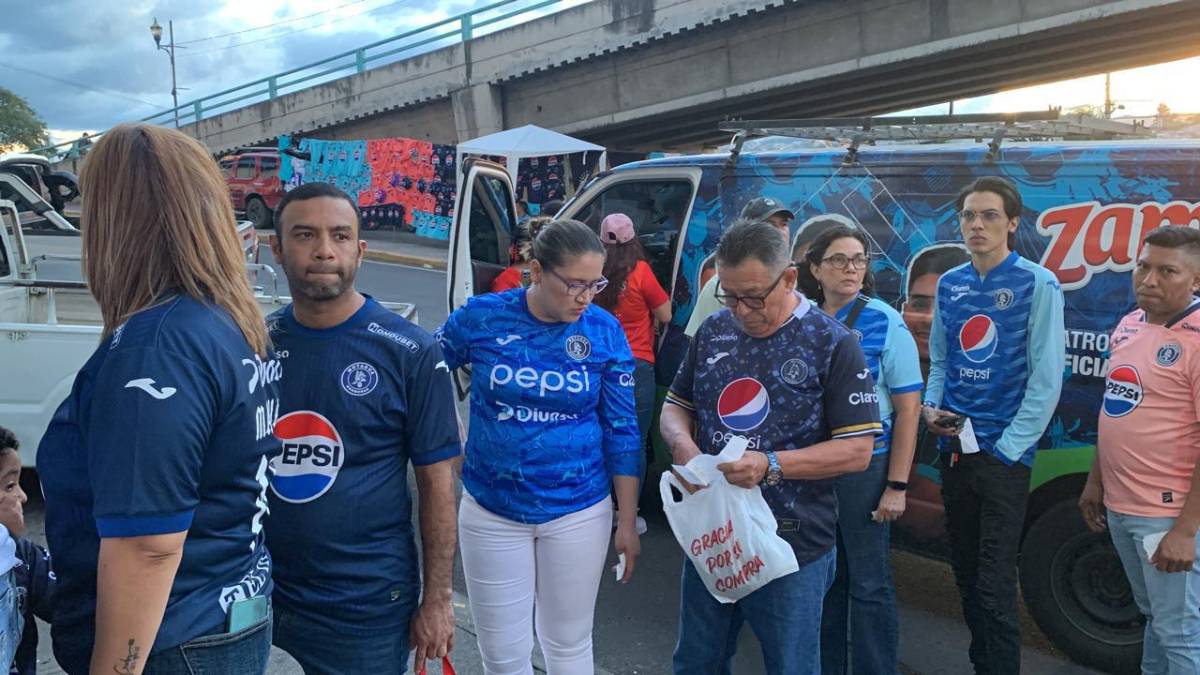 ¿Qué chicas llamaron la atención en el Motagua vs Águila? Un olimpista se presentó al juego de la Copa Centroamericana