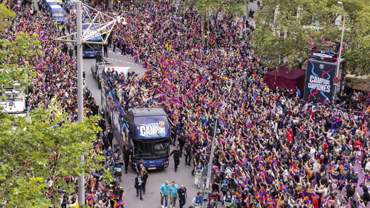 Lewandowski y Araújo se robaron el show: El épico festejo del Barcelona en la rúa de campeones; Gavi se puso “bolo” y Lewan lo salvó