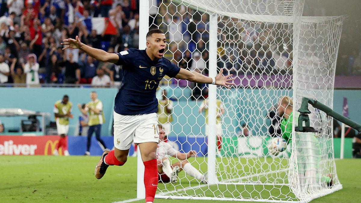 Las muestras de cariño de Giroud y Lewandowski con Mbappé; el francés que jugó con cadena de oro ante Polonia en el Mundial