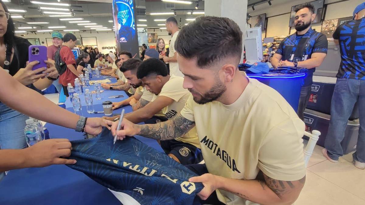 Tremendo abrazo a Javier López; así se deja querer Motagua por su afición en Tegucigalpa
