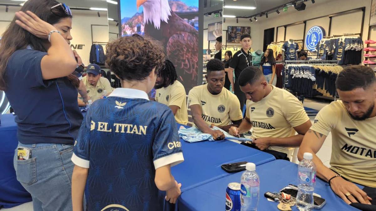 Tremendo abrazo a Javier López; así se deja querer Motagua por su afición en Tegucigalpa