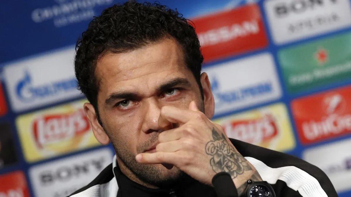 El polémico gesto de Dani Alves con un policía que causó indignación: “Ponemos alfombra roja como si fuera un héroe”