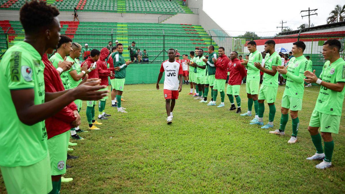 El equipo de primera división realizaron un pasillo a los muchachos de reserva. FOTO: Yoseph Amaya.