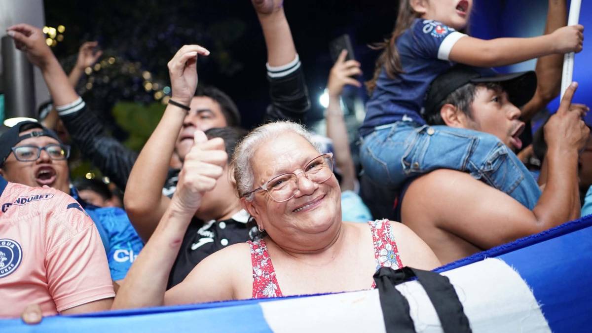 Se viene la 20 de Amado: advierte en el banderazo Motagua y la abuelita se robó el show