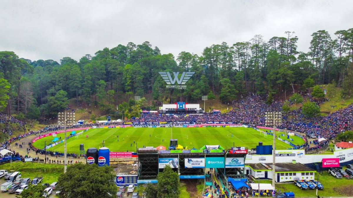 El estadio de Guatemala donde la gente se sienta a ver los partidos en las faldas de una montaña: ¡Una auténtica belleza!