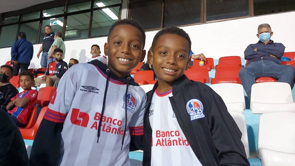 Lo que no viste en TV: El tierno abrazo de Troglio con unos niños, bellas chicas y Diego Vázquez en la doble cartelera en el Nacional
