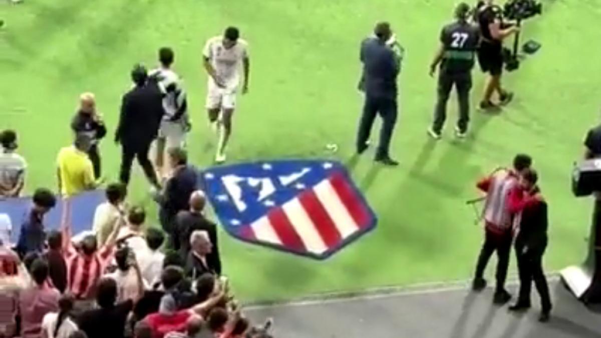 Bellingham evitó pararse sobre el escudo del Atlético como muestra de respeto.