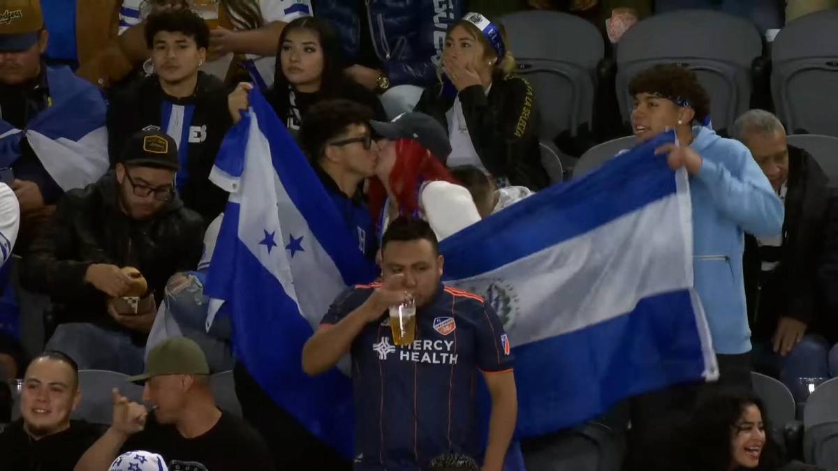 Euforia total en el Honduras vs El Salvador, la baleada gigante y los besotes apasionados en el BMO Stadium de LAFC