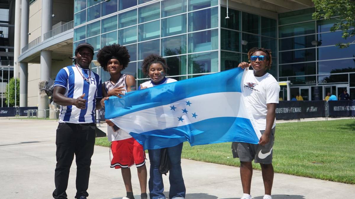 Bellas chicas y entusiasmo: aficionados de Honduras ponen a vibrar el NRG Stadium por la Copa Oro 2023