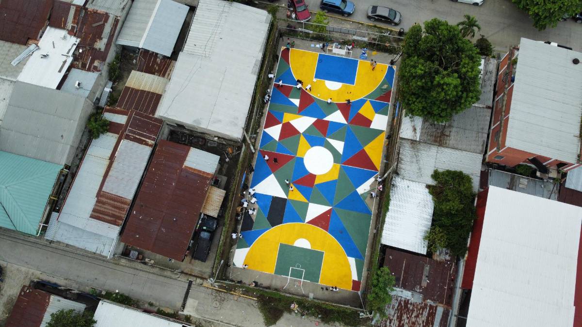 Alberth Elis la hace de pintor y se luce con nuevo trabajo social para al remodelar cancha en famoso barrio