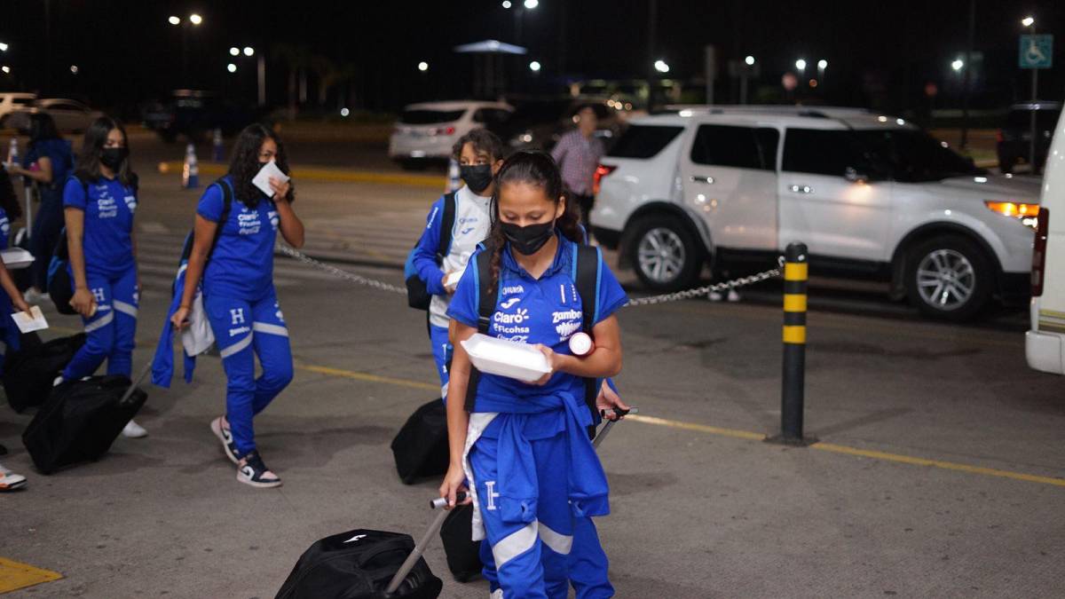 Con maletas, comida y hasta termo en mano, así viajaron las seleccionadas Sub-15. FOTO: Mauricio Ayala