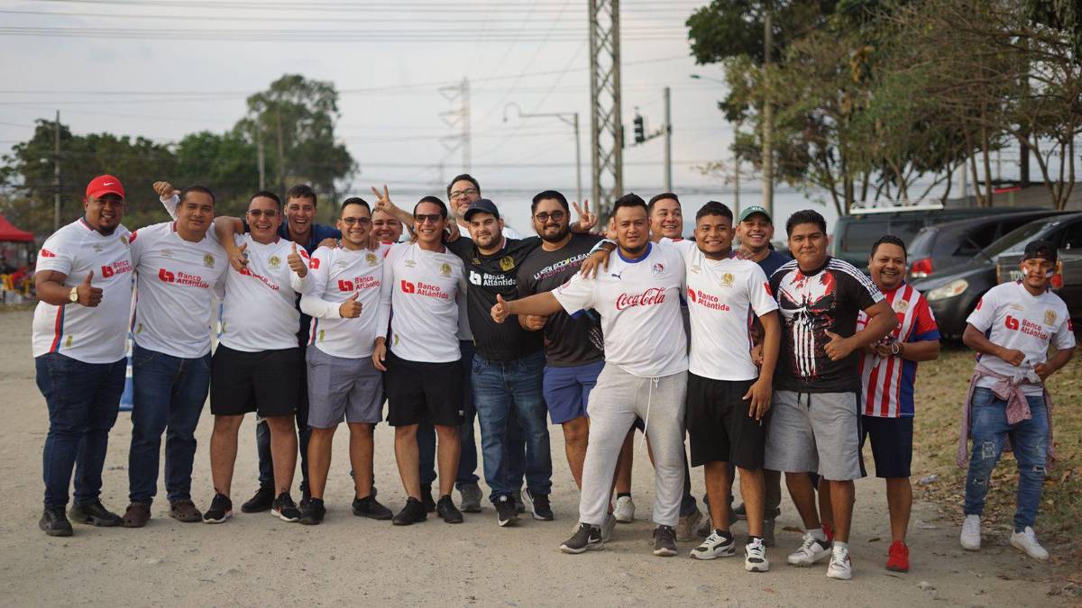 ¡Ambientazo de Champions! Invasión de olimpistas en el Olímpico y el grupo de afición del Atlas que se hace sentir