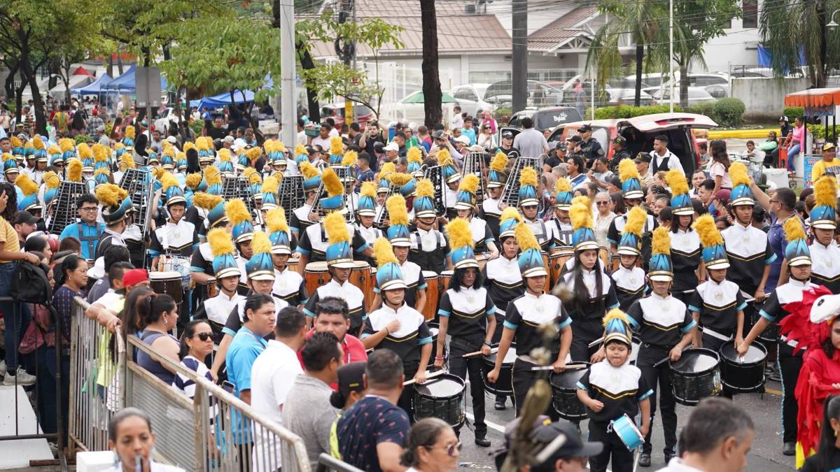Honduras: tiktokers en excelencia académica, bellas presentadoras, Teófimo López presente y patriotismo en el desfile del 15 de septiembre