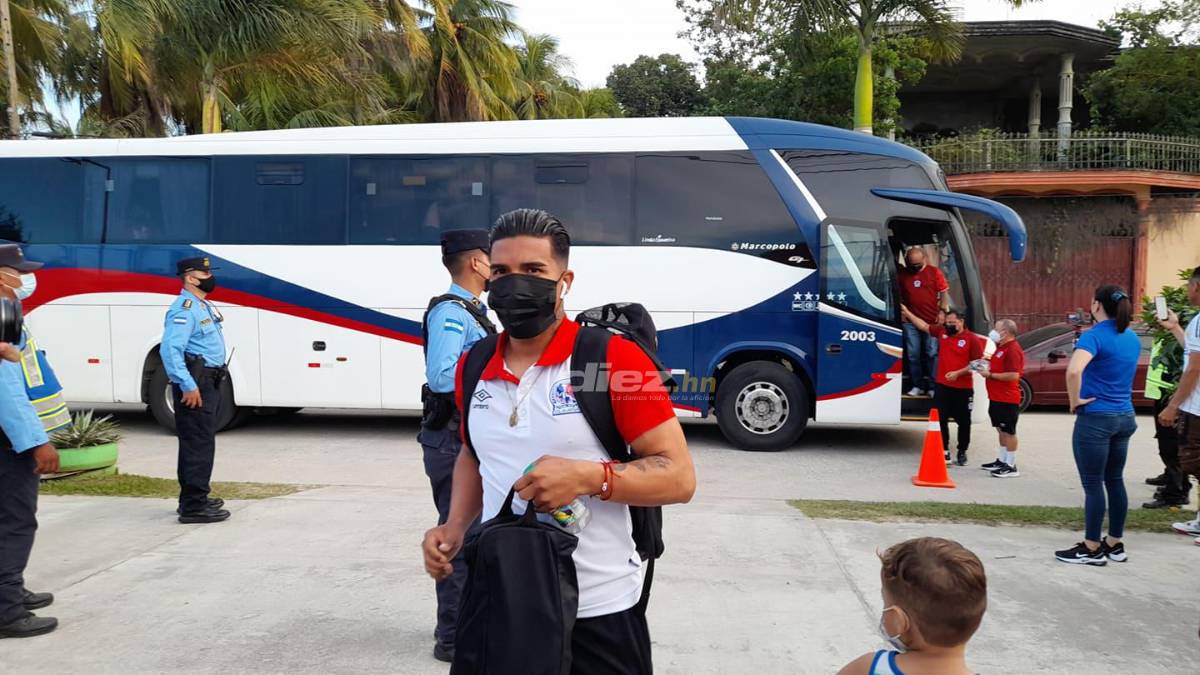 Bonito ambiente en El Progreso: Olimpia llega al estadio Micheletti y reciben con flores a Lavallén y Eddie Hernández