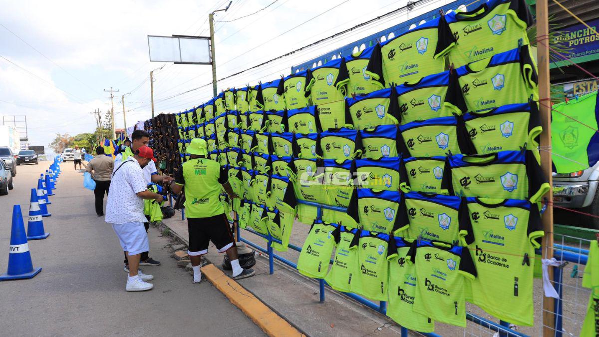 ¡Robó suspiros! La hermosa novia del jugador de Potros, la simpatía de Samuel García con los aficionados y la fiesta que se vive en Olancho
