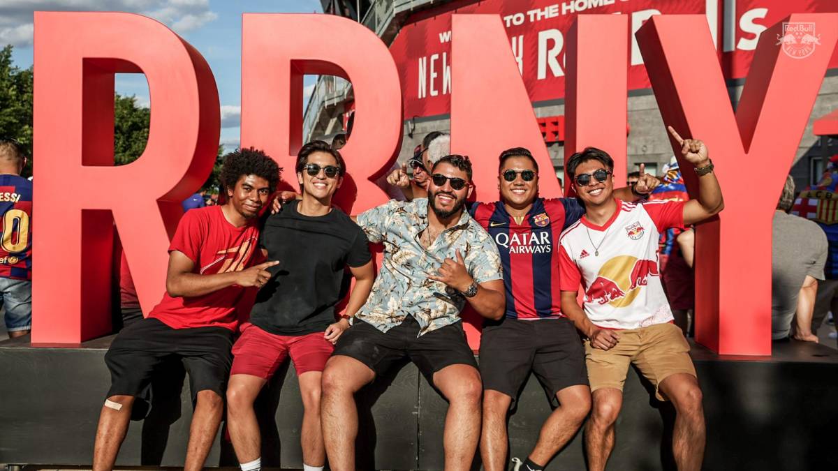 NO SE VIO EN TV: El altercado por la camisa de Piqué, Depay se rehúsa a irse y los hondureños fieles al Barcelona