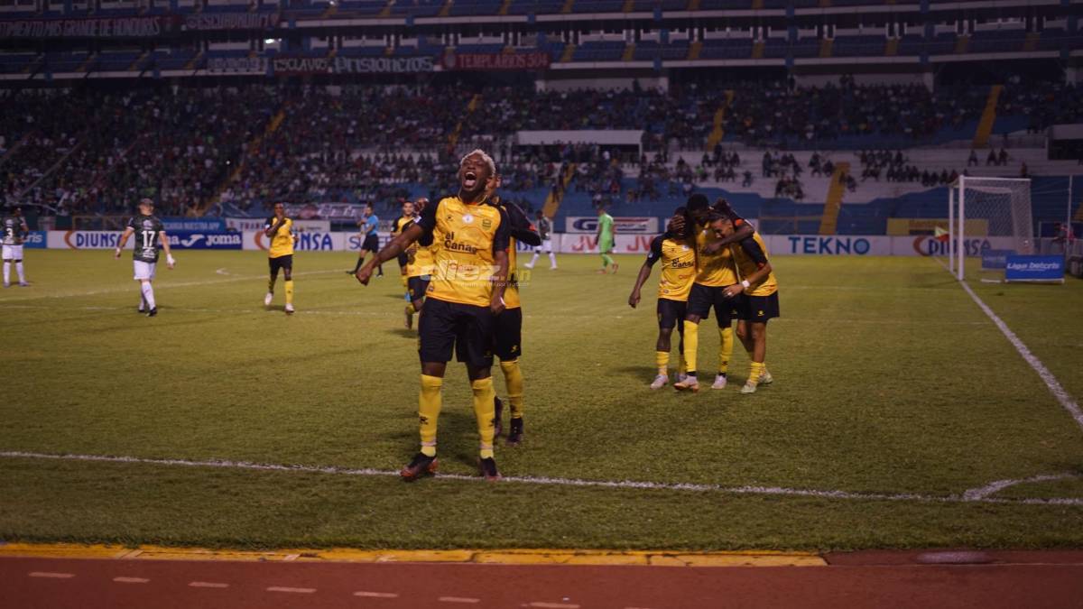 El pleito en las gradas del Olímpico, el eufórico festejo de Héctor Vargas ante su ex y la frustración de Keosseián