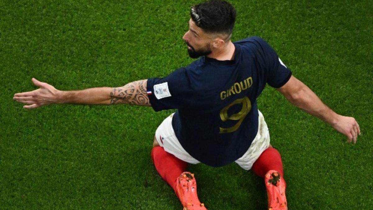 Las muestras de cariño de Giroud y Lewandowski con Mbappé; el francés que jugó con cadena de oro ante Polonia en el Mundial