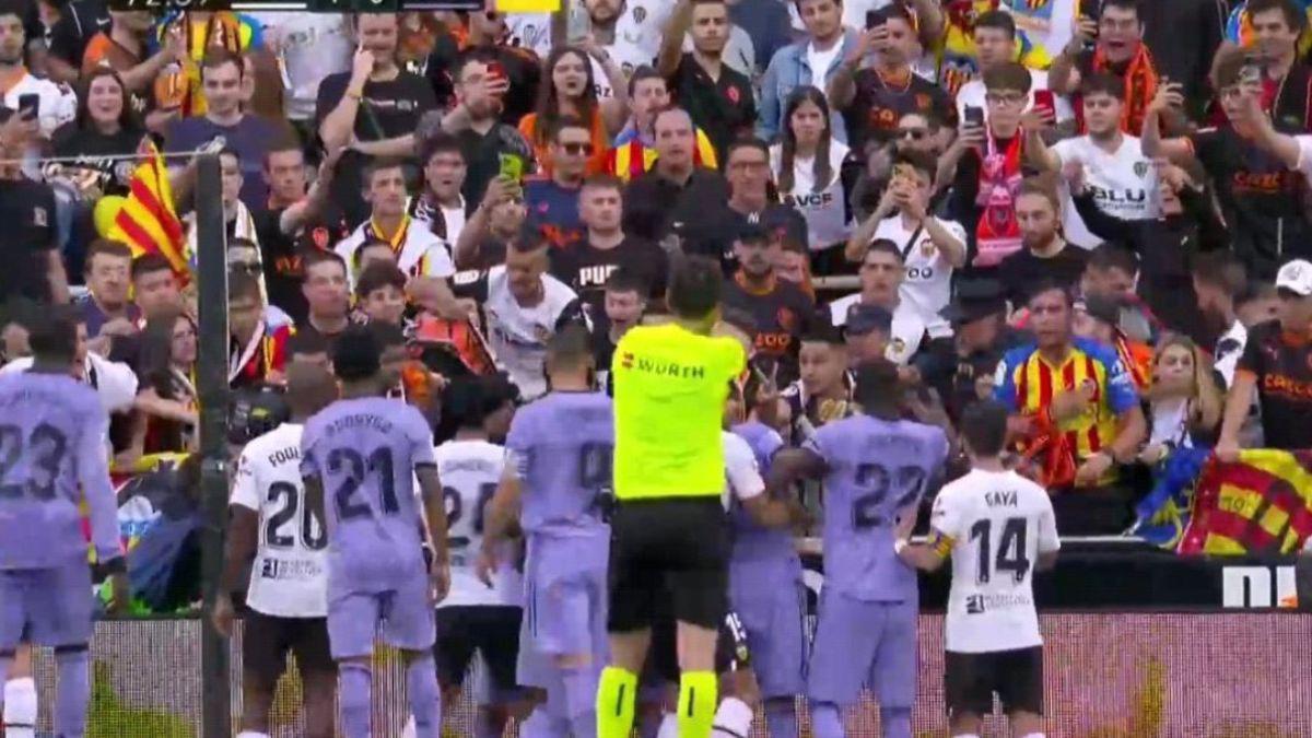 Los feos gestos de Vinicius al Mestalla, la jugada surrealista para detener a Vini y la bronca entre jugadores del Valencia y Real Madrid