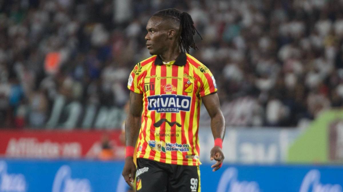 FICHAJES: Motagua va por goleador, Parrillas One anuncia DT argentino, Policía Nacional ficha y Gabriel Araújo es noticia