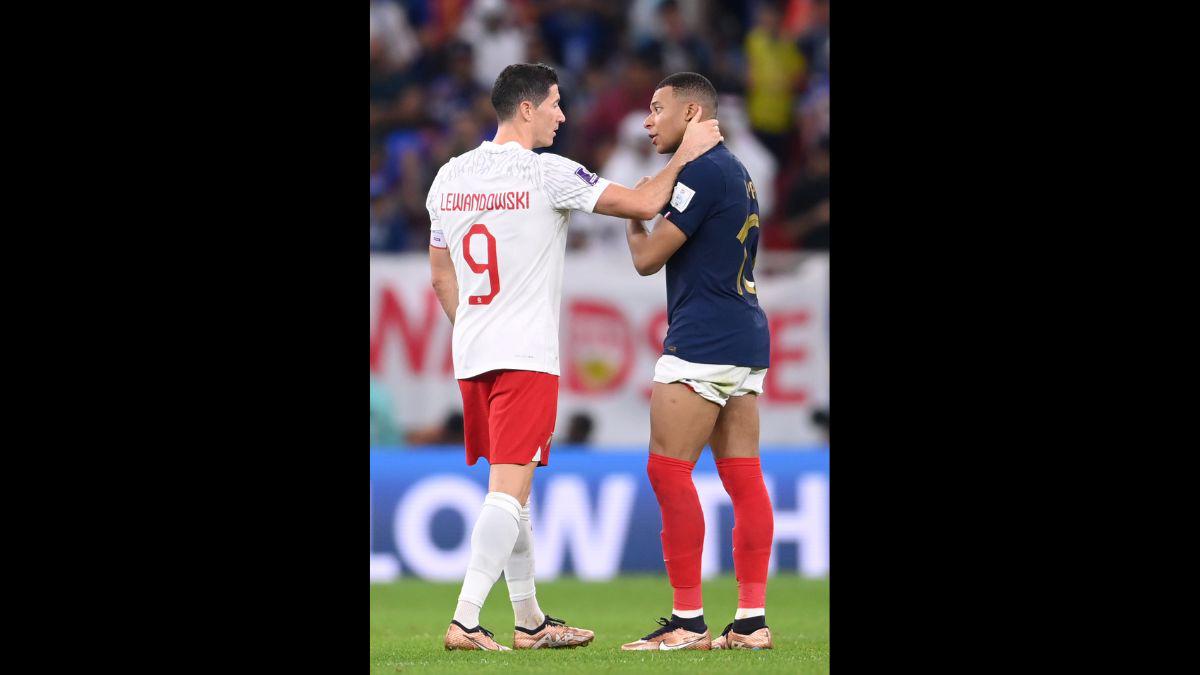 Las muestras de cariño de Giroud y Lewandowski con Mbappé; el francés que jugó con cadena de oro ante Polonia en el Mundial