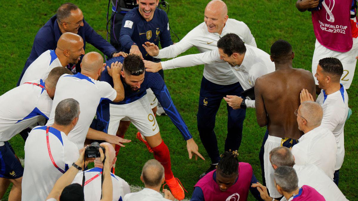 Las muestras de cariño de Giroud y Lewandowski con Mbappé; el francés que jugó con cadena de oro ante Polonia en el Mundial