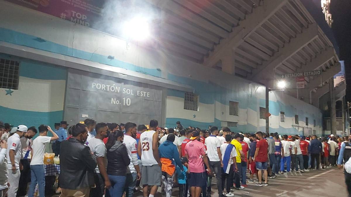 ¡Increíble llenazo! Aglomeración de aficionados a las afueras del estadio Nacional es una locura previo al Olimpia-Municipal